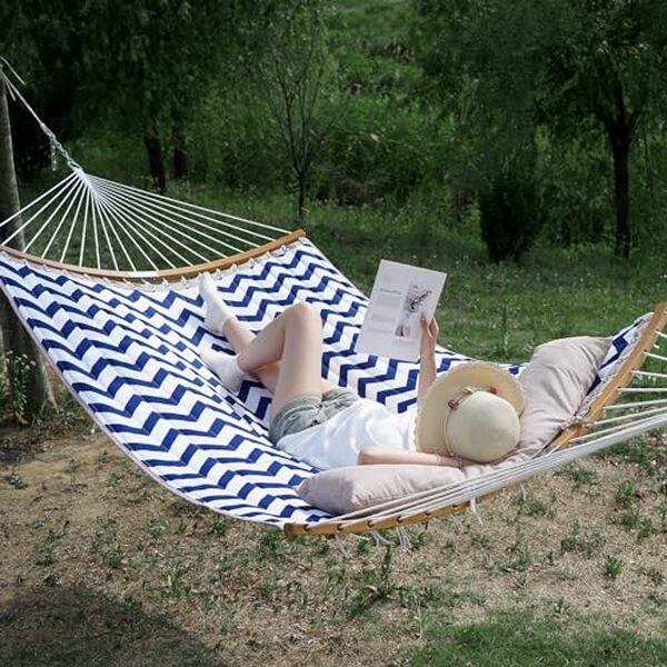 Découvrez notre test complet du hamac double avec barre d'écartement : confort et détente assurés pour partager des moments à deux sous le soleil.